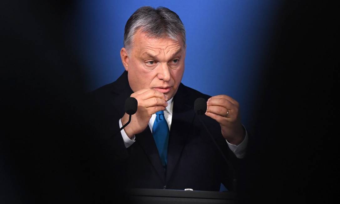 O premier húngaro, Viktor Orbán, em entrevista coletiva a jornalistas Foto: ATTILA KISBENEDEK/AFP