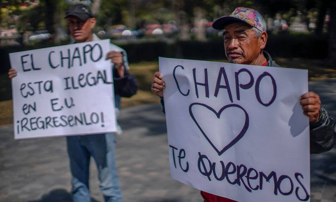Diante do Ministério de Relações Exteriores no México, pessoas manifestam apoio ao traficante El Chapo, em julgamento nos EUA Foto: PEDRO PARDO/AFP/10-1-19