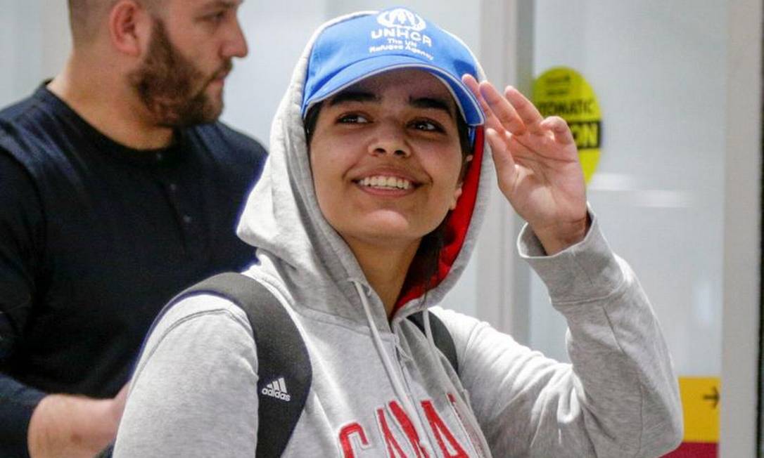 Rahaf Mohamed al-Qununchega desembarca no aeroporto de Toronto Foto: Carlos Osório / REUTERS