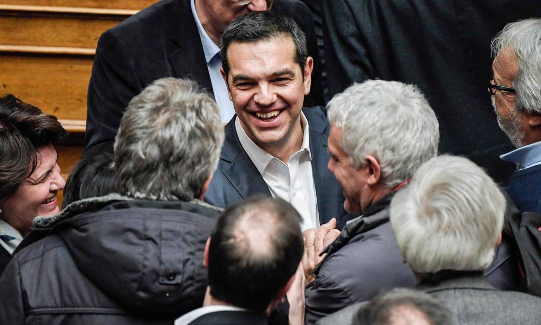 O premier Alexis Tsipras comemora a vitória do voto de confiança no Parlamento grego Foto: LOUISA GOULIAMAKI/AFP