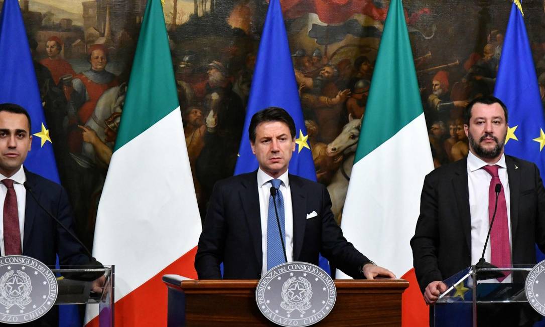 O vice primeiro-ministro Luigi Di Maio, o primeiro-ministro Giuseppe Conte e o vice-primeiro ministro italianos Matteo Salvini Foto: ALBERTO PIZZOLI / AFP