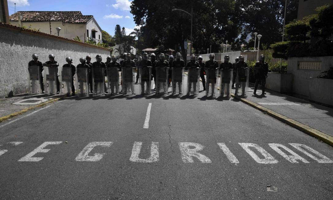 Agentes das Forças Armadas venezuelanas em Caracas Foto: YURI CORTEZ/AFP