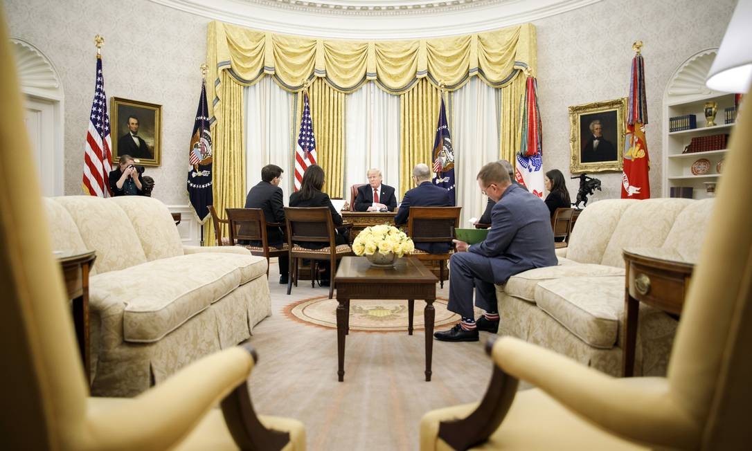 Trump cercado por repórteres e assessores da Casa Branca Foto: TOM BRENNER / NYT