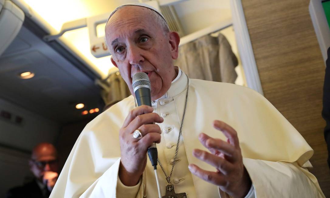 O Papa Francisco conversa com repórteres no avião que o levou a Abu Dhabi no dia 3 de fevereiro de 2019 Foto: TONY GENTILE / AFP