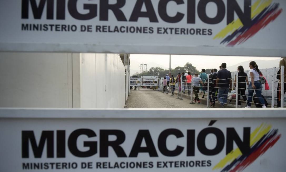 Um grupo de pessoas cruza a fronteira venezuelana com a Colômbia em Cúcuta: crise já fez três milhões saírem desde 2015, diz a ONU Foto: RAUL ARBOLEDA/AFP/