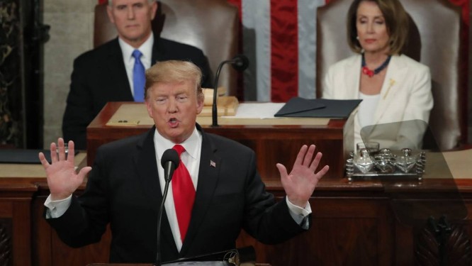 O presidente Donald Trump faz o discurso do Estado da União na Câmara, em Washington Foto: JIM YOUNG / REUTERS