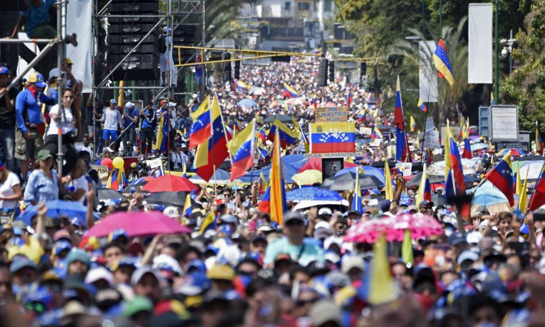Apoiadores do autoproclamado presidente interino Juan Guaidó em manifestação em Caracas no dia 2 de fevereiro Foto: JUAN BARRETO / AFP