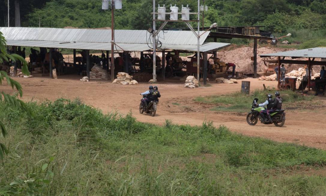 Policiais chegam em motocicletas a uma área de extração de ouro em El Callao: 300 mil garimpeiros trabalham em campos no Sul da Venezuela
Foto: REUTERS/8-8-2018