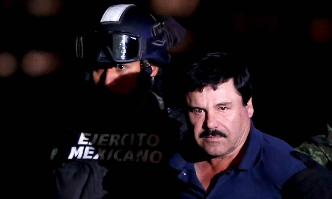 FILE PHOTO: Joaquin "El Chapo" Guzman is escorted by soldiers during a presentation at the hangar belonging to the office of the Attorney General in Mexico City, Mexico January 8, 2016. REUTERS/Edgard Garrido/File Photo Foto: EDGARD GARRIDO / REUTERS