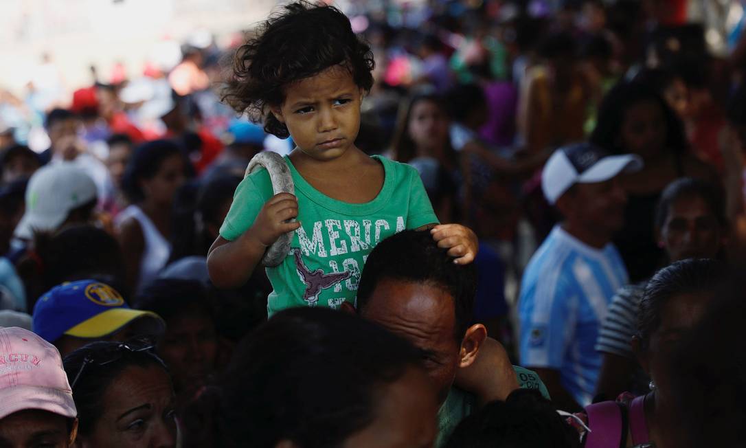 Venezuelanos fazem fila para o almoço no abrigo Divina Providência em Cúcuta, cidade colombiana que faz fronteira com a Venezuela Foto: EDGARD GARRIDO / REUTERS/13-2-2019