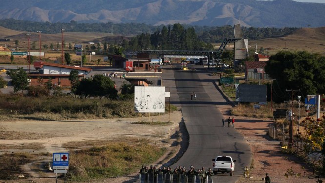 Soldados da Guarda Nacional venezuelana continuam bloqueando a fronteira em Pacaraima, Roraima, na manhã desta segunda-feira Foto: BRUNO KELLY / REUTERS