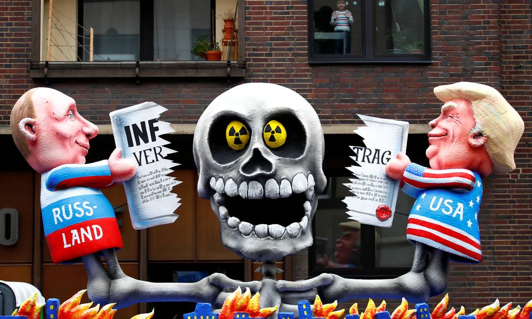 Bonecos de Putin e Trump rompendo o tratado em desfile de carnaval em Dusseldorf, na Alemanha; Europa teme que mísseis voltem a ser instalados no continente Foto: WOLFGANG RATTAY / REUTERS