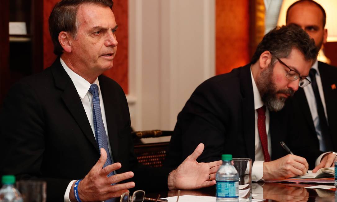 Bolsonaro com Araújo em Washington, em uma reunião da casa de hóspedes do governo americano, a Blair House Foto: Alan Santos / Presidência da República/18-3-2019