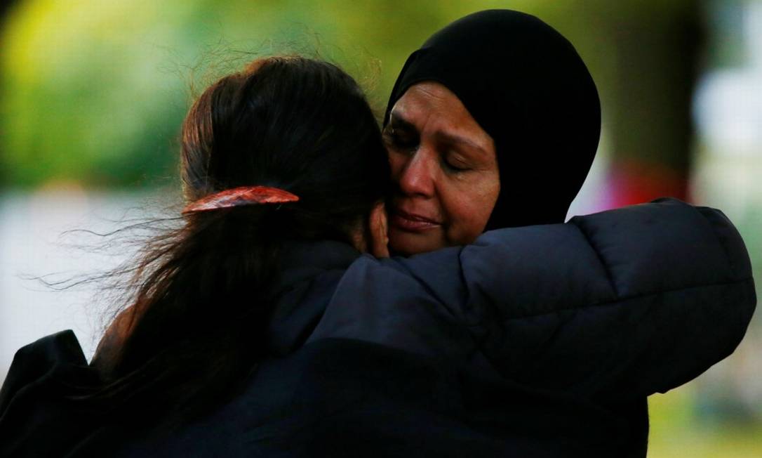 Muçulmanas reagem do lado de fora da mesquita de Al Noor Mosque em Christchurch, na Nova Zelândia Foto: Edgar Su / REUTERS 21-03-19