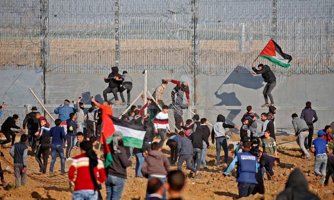 Palestinos protestam contra Israel perto da cerca que separa o país de Gaza Foto: SAID KHATIB / AFP