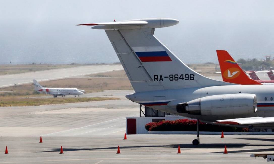 Avião com a bandeira da Rússia é visto no aeroporto internacional de Caracas Foto: CARLOS JASSO / REUTERS