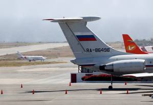 Avião com a bandeira da Rússia é visto no aeroporto internacional de Caracas Foto: CARLOS JASSO / REUTERS