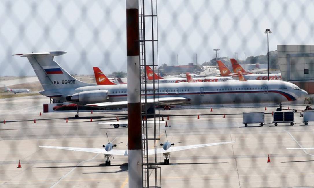 Avião com a bandeira russa é visto no aeroporto de Caracas Foto: CARLOS JASSO / REUTERS