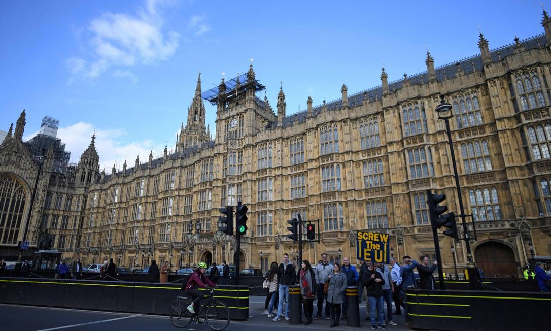 Manifestante a favor do Brexit segura cartaz em frente ao Parlamento britânico no centro de Londres Foto: PAUL ELLIS / AFP