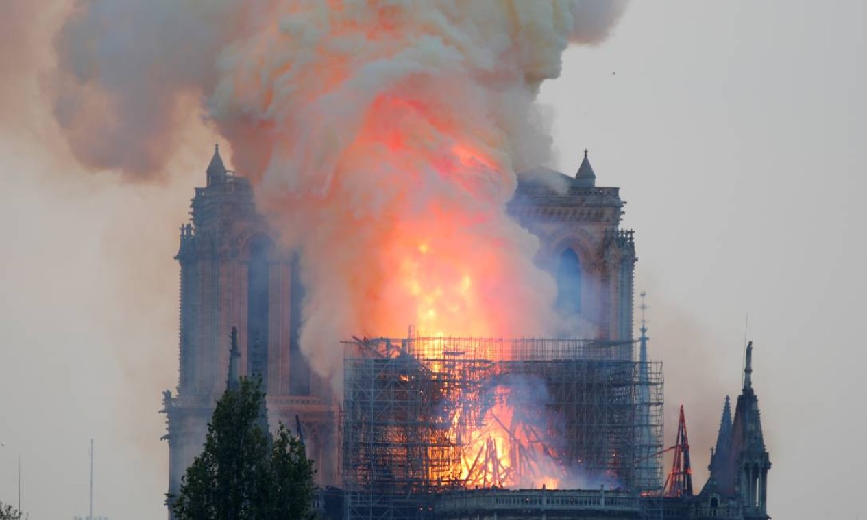 Chamas sobem da Catedral de Notre Dame. Dois terços do telhado foram destruídos Foto: CHARLES PLATIAU / REUTERS