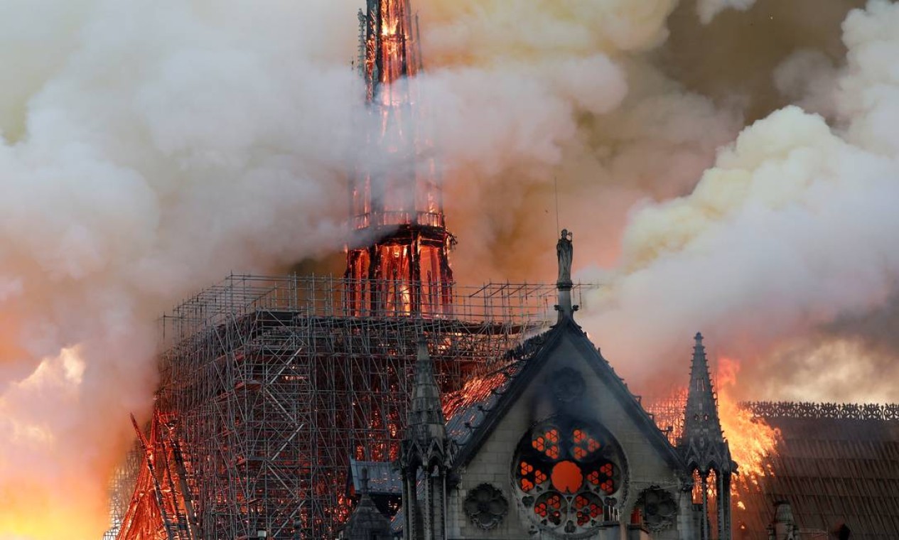 Catedral do século XII é tomada pelas chamas. O prédio passava por reformas Foto: BENOIT TESSIER / REUTERS