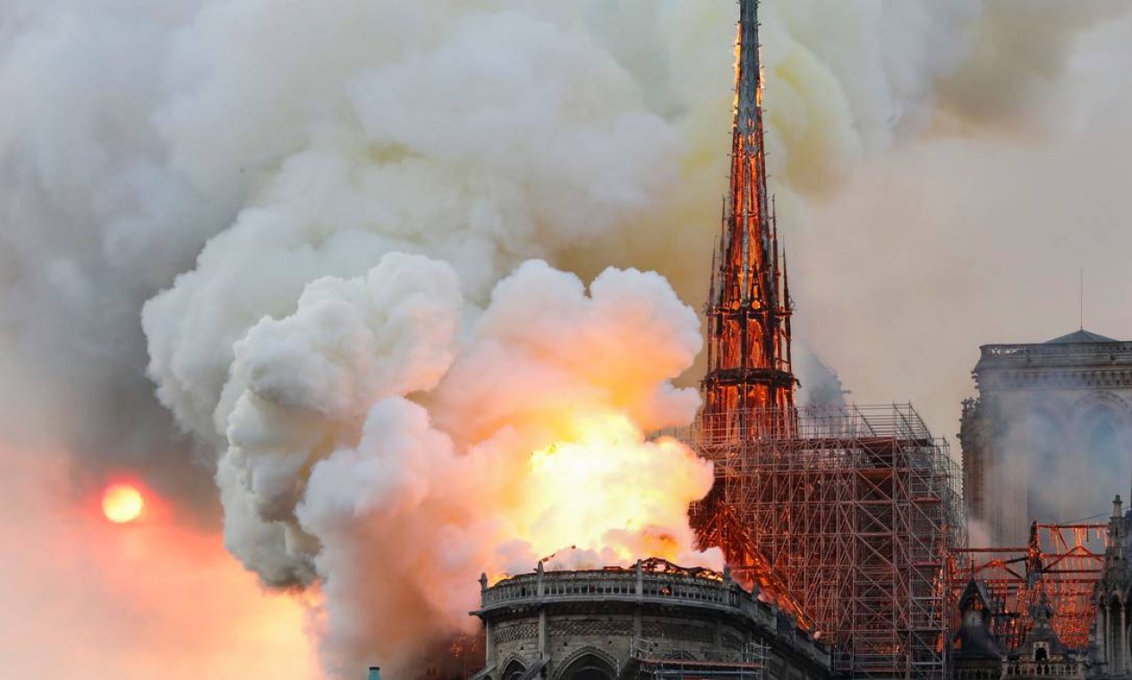 A igreja gótica é Patrimônio Histórico da Humanidade e tem mais de 850 anos. Um bombeiro ficou gravemente ferido no incêndio da Catedral de Notre Dame Foto: FRANCOIS GUILLOT / AFP
