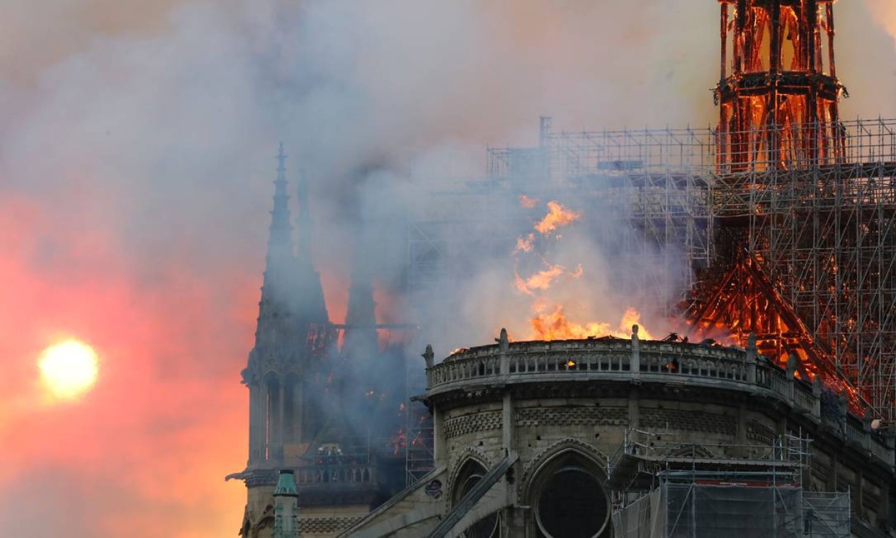 Patrimônio Histórico da Humanidade, a Catedral de Notre Dame perdeu a torre pontiaguda durante o incêndio, mas as torres dos sinos se salvaram Foto: FRANCOIS GUILLOT / AFP