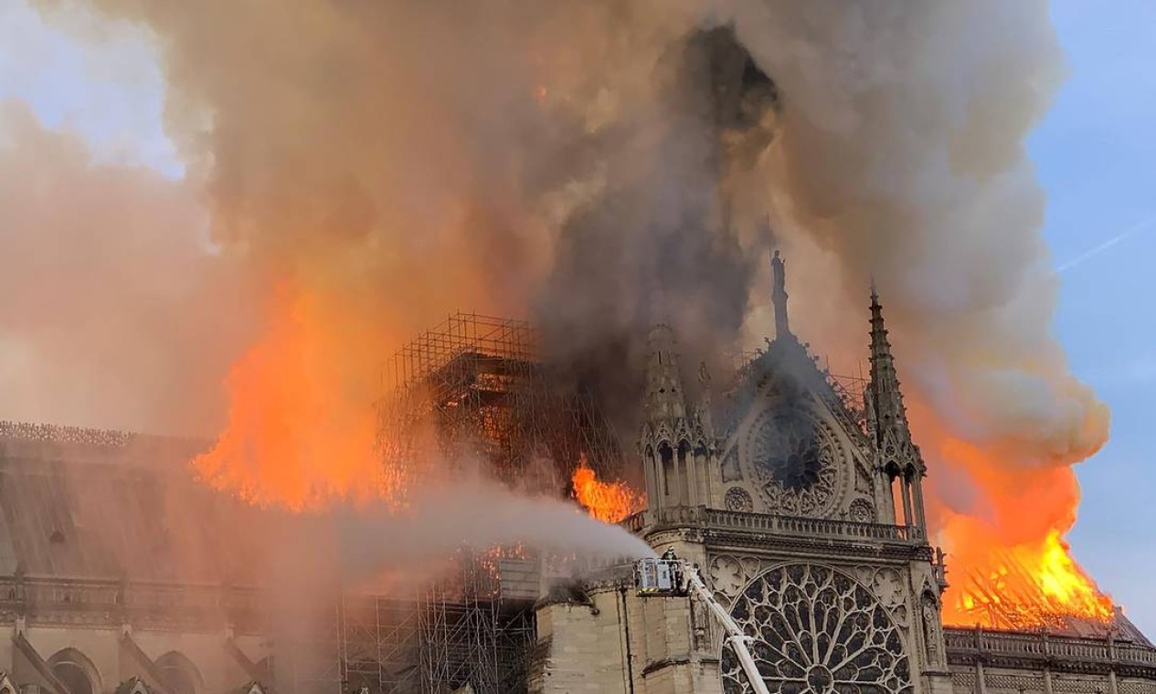 O incêndio na Catedral de Notre Dame, em Paris, começou no fim da tarde e entrou pela noite Foto: PATRICK ANIDJAR / AFP