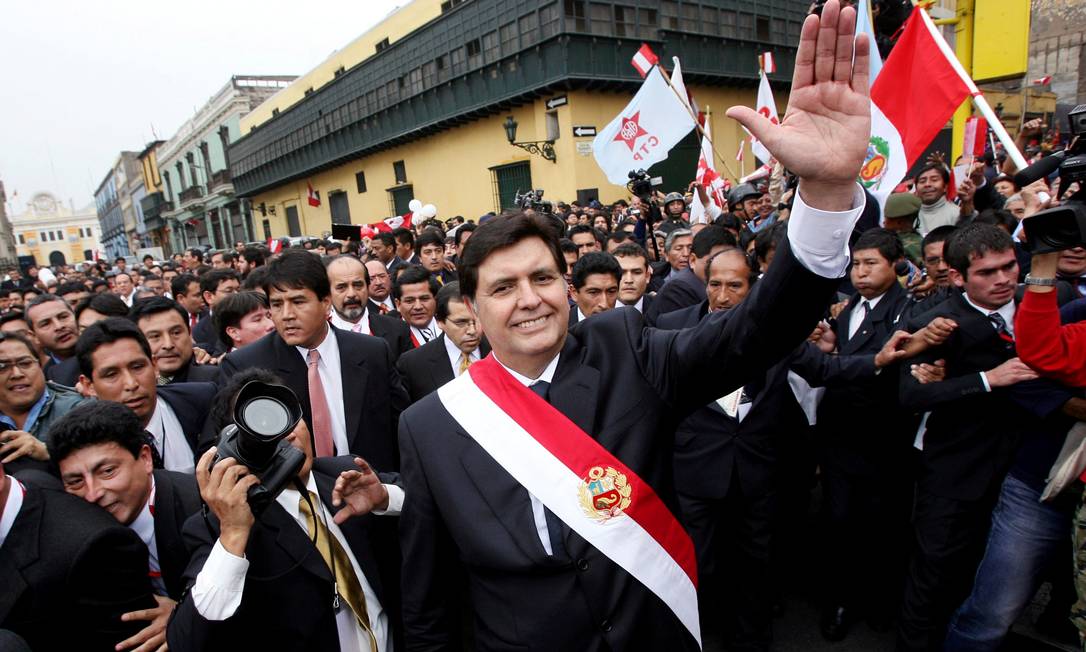 García chega ao Congresso para tomar posse em 2006; ele já havia cumprido um mandato nos anos 1980 Foto: IVAN ALVARADO / REUTERS