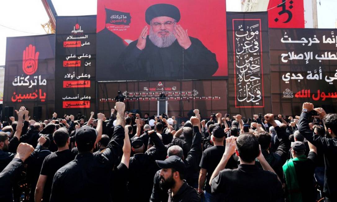 O líder do Hezbollah Sayyed Hassan Nasrallah em um discurso em um telão transmitido em Beirute, no Líbano Foto: Aziz Taher / REUTERS