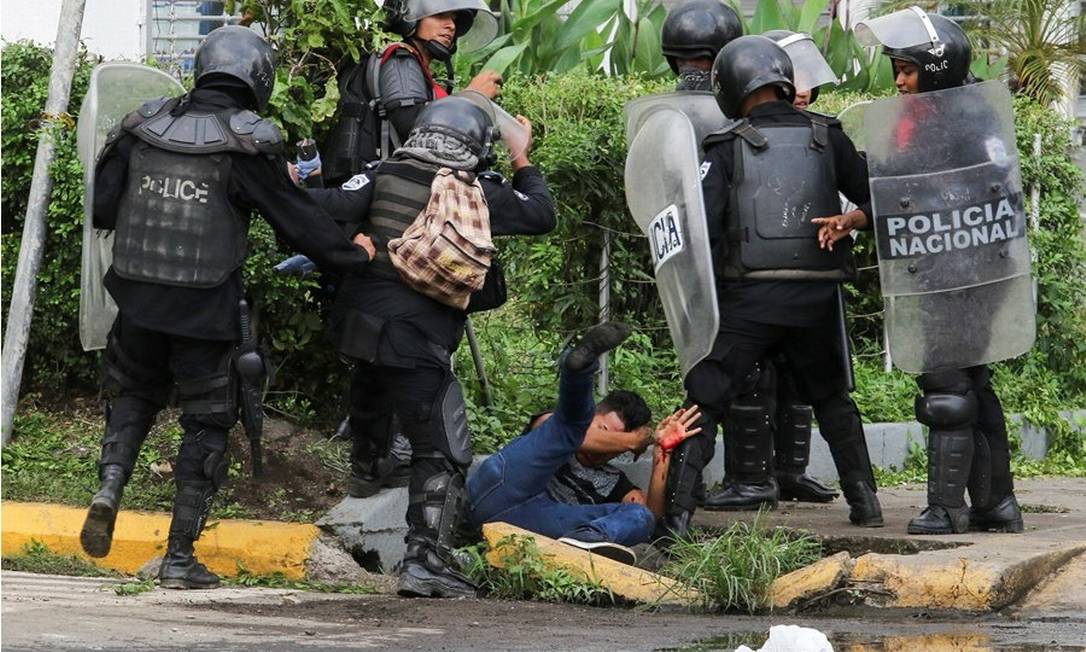 Polícias da Nicarágua, um dos casos denunciados na CIDH, agridem manifestante caído no chão Foto: Reprodução/CIDH