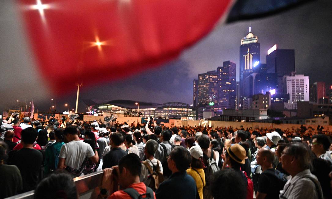 Dezenas de milhares de pessoas foram às ruas de Hong Kongs no domingo, 28 de abril, para protestar contra um plano do governo que visa permitir extradições para a China continental Foto: ANTHONY WALLACE / AFP