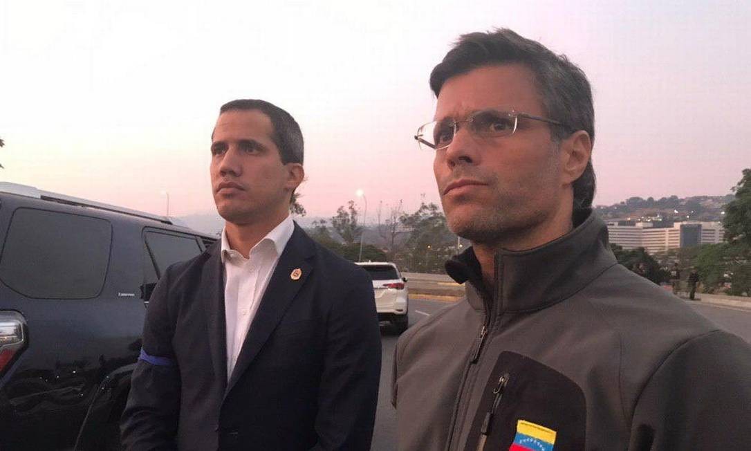 Os líderes da oposição Juan Guaidó e Leopoldo López em foto tirada na manhã desta terça-feira em Caracas Foto: Reprodução do Twitter