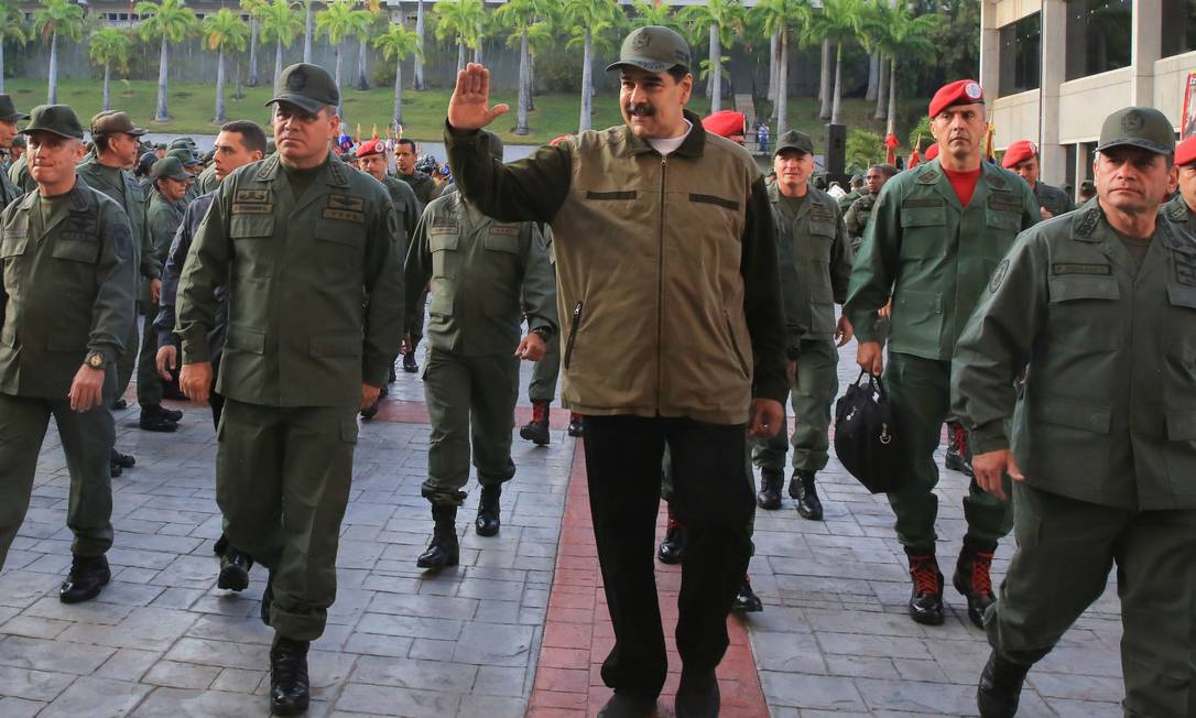 Nicolás Maduro acena ao lado de militares e do ministro da Defesa Vladimir Padrino no Fuerte Tiuna em Caracas Foto: HO / AFP
