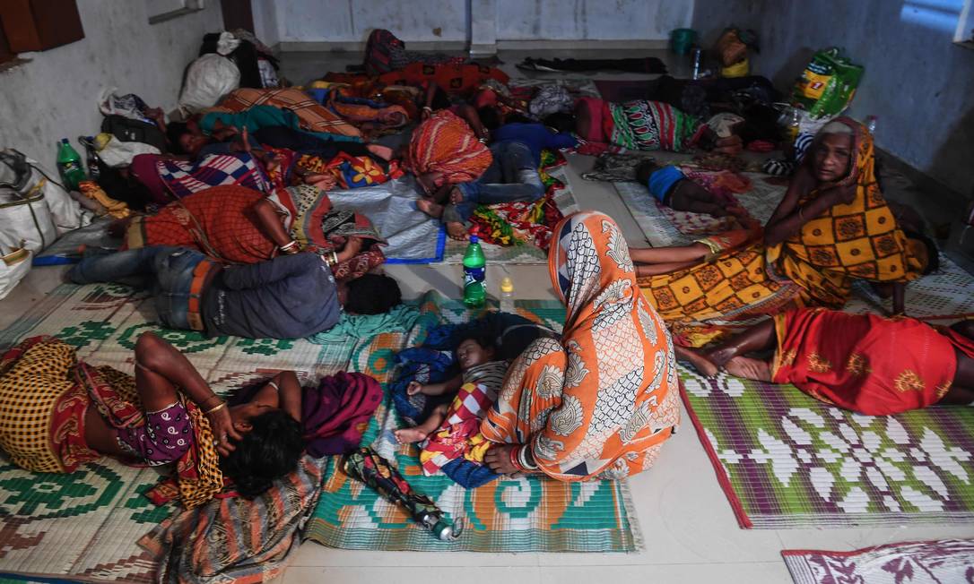Pessoas evacuadas por segurança descansam em um abrigo temporário de auxílio em ciclones em Puri, no estado de Odisha, no leste da Índia, nesta quinta-feira. Foto: DIBYANGSHU SARKAR / AFP
