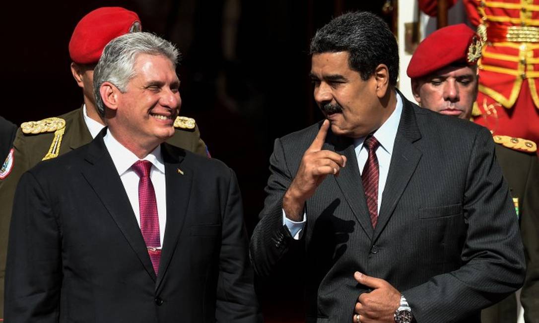 Os presidentes de Cuba, Miguel Diaz-Canel, e da Venezuela, Nicolás Maduro, durante um encontro no Palácio de Miraflores, em Caracas, em maio de 2018 Foto: JUAN BARRETO / AFP