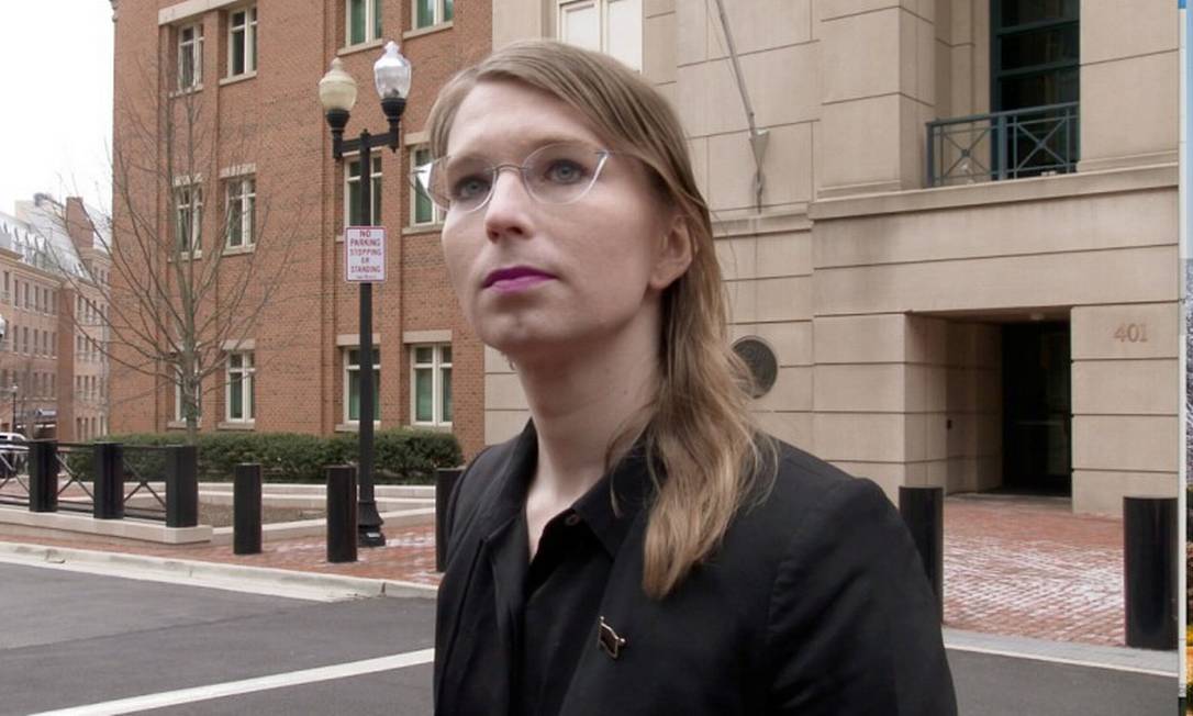 A ex-analista de inteligência militar Chelsea Manning comparece diante de um júri federal americano antes de ser presa por se recusar a depor contra Julian Assange Foto: Andrew Fischer / REUTERS/Ford Fischer/News2Share