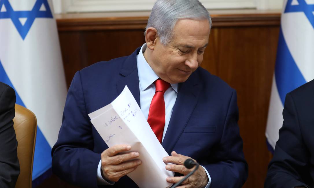 Israeli Prime Minister Benjamin Netanyahu holds a paper at the start of the weekly cabinet meeting at his Jerusalem office on May 12, 2019. (Photo by GALI TIBBON / POOL / AFP) Foto: GALI TIBBON / AFP