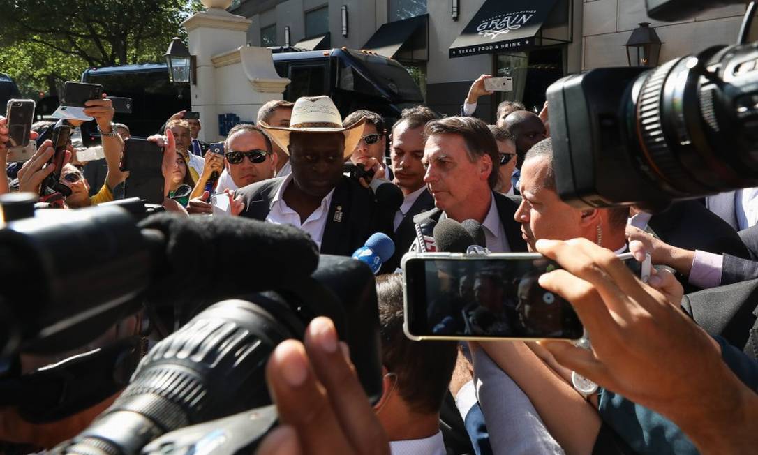 Presidente da República Jair Bolsonaro fala com brasileiros e com a imprensa durante sua chegada a Dallas Foto: Agência O Globo