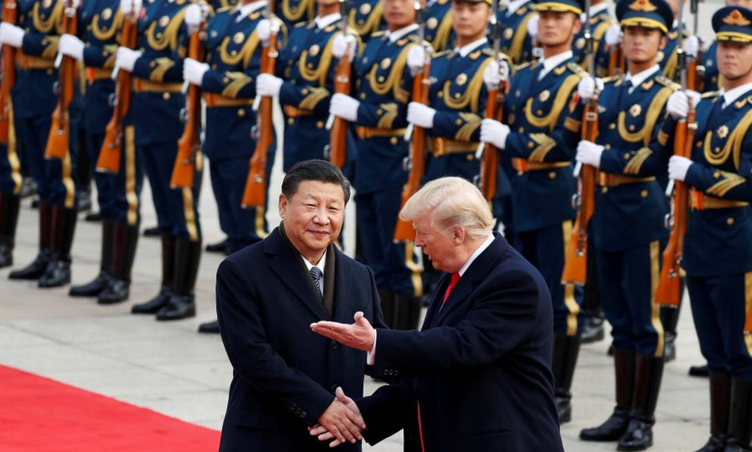 O presidente chinês Xi Jinping recebe seu homólogo americano Donald Trump em uma cerimônia em Pequim em 2017 Foto: DAMIR SAGOLJ / REUTERS 911-17