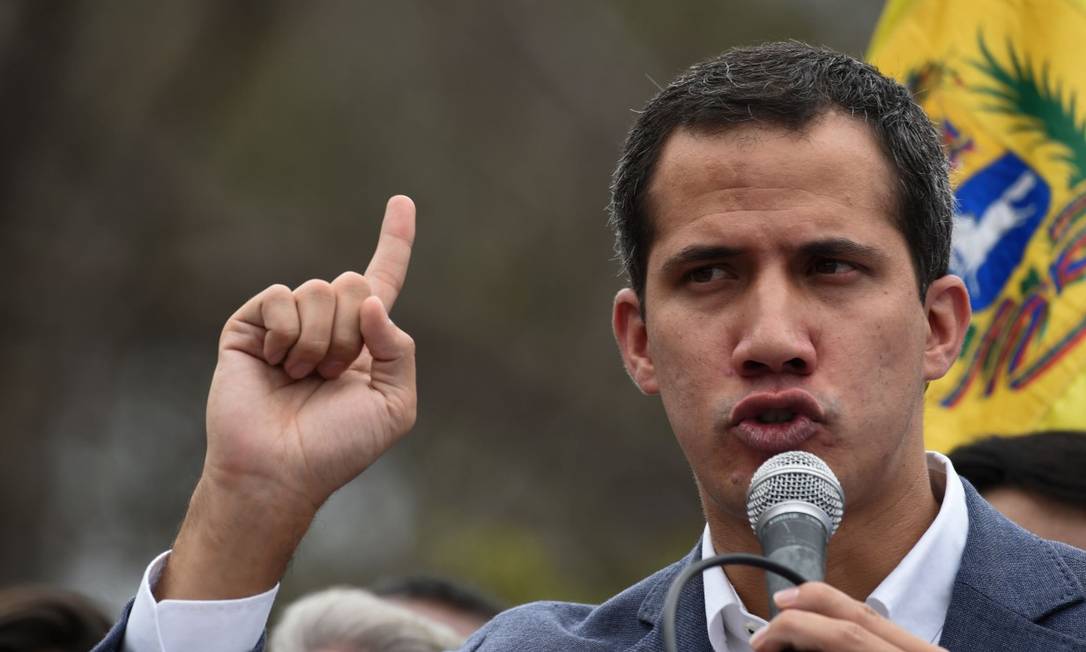 Venezuelan opposition leader and self-proclaimed interim president Juan Guaido speaks to supporters during a rally in Caracas on May 11, 2019. - Venezuelan opposition leader Juan Guaido on Saturday urged his supporters once again to protest nationwide against President Nicolas Maduro, who has slowly ratcheted up the pressure on the lawmaker since a failed military uprising. (Photo by YURI CORTEZ / AFP) Foto: YURI CORTEZ / AFP