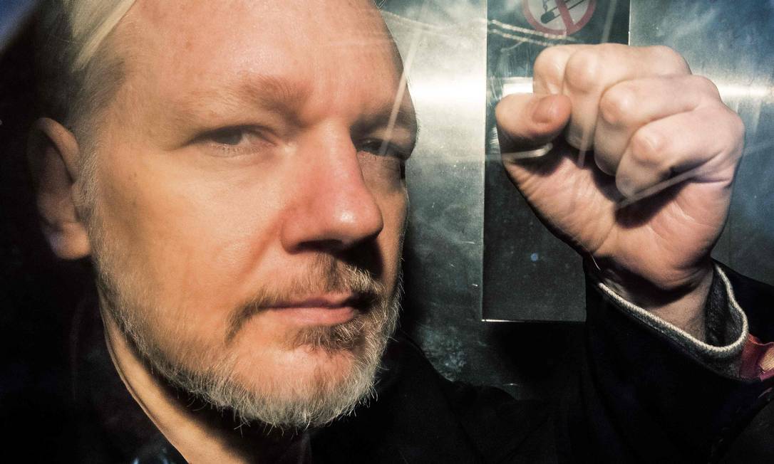 Gesto de Julian Assange pela janela de uma van após ser sentenciado a 50 semanas de prisão pela corte de Londres Foto: DANIEL LEAL-OLIVAS / AFP