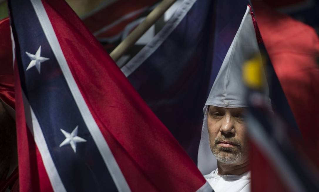 Membro da Ku Klux Klan durante ato de supremacistas brancos em Charlottesville, na Virgínia, em 2017 Foto: ANDREW CABALLERO-REYNOLDS / AFP 8-7-2017