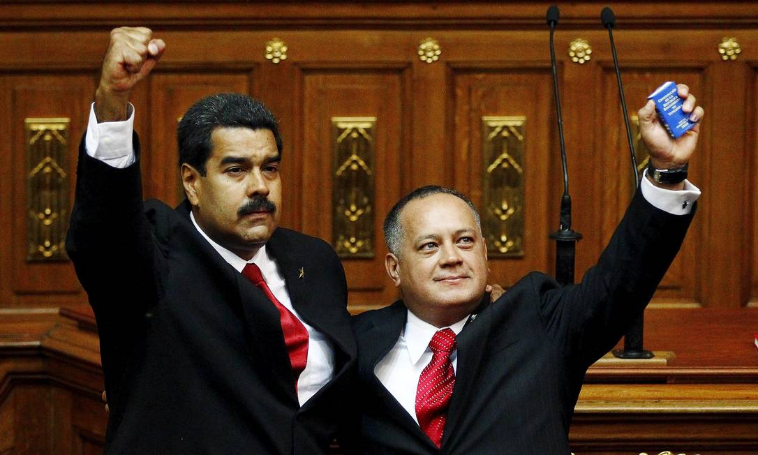 Diosdado Cabello abraçado com o presidente da Venzuela, Nicolas Maduro Foto: CARLOS GARCIA RAWLINS / Reuters