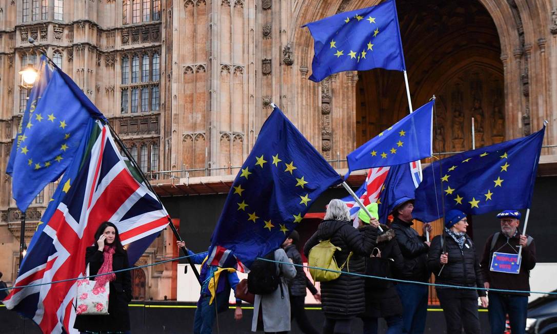 Manifestante a favor e contra o Brexit em frente ao Parlamento inglês Foto: BEN STANSALL / AFP