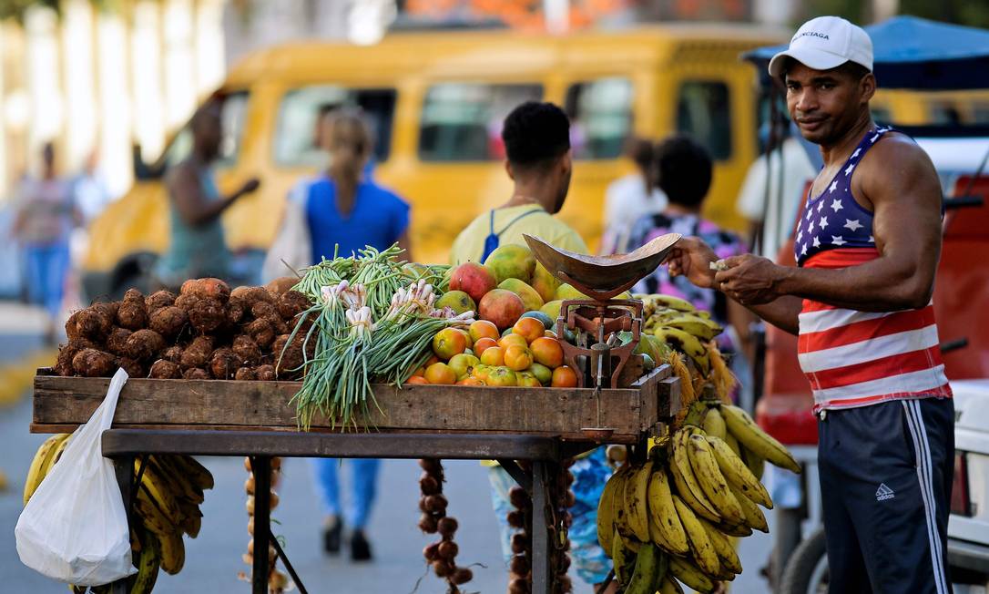 Vendedor de frutas e verduras em Havana; com importações reduzidas, faltam itens como frango, óleo, farinha e ovos Foto: YAMIL LAGE / AFP