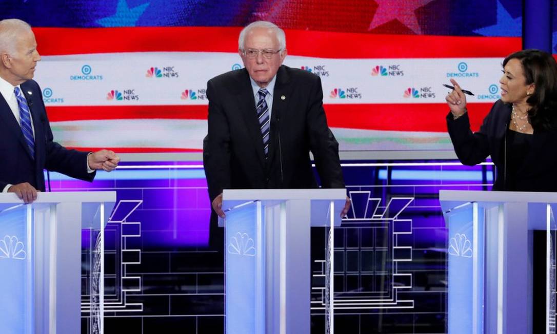 O ex-vice-presidente, Joe Biden o senador Bernie Sanders e a senadora Kamala Harris durante segunda noite do primeiro debate das primárias democratas Foto: Mike Segar / REUTERS 27-6-19