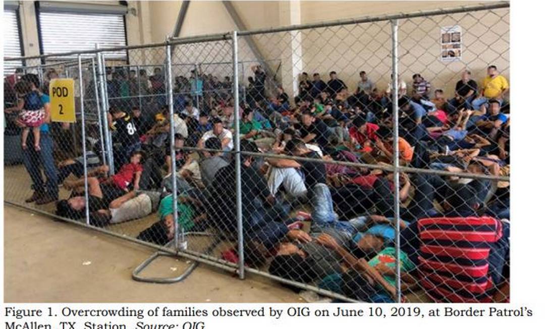 A imagem de um relatório do Departamento de Segurança Interna mostra famílias de imigrantes em um centro superlotado de McAllen, no Texas Foto: Escritório do Auditor Geral do Departamento de Segurança Interna / AFP