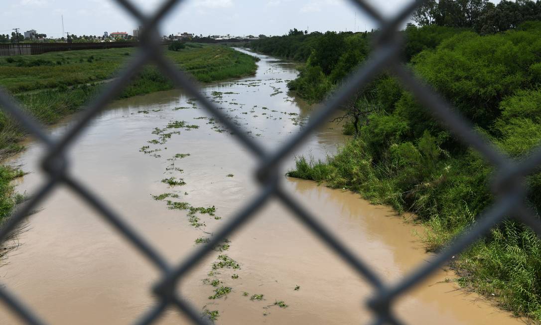 Rio Grande — Rio Bravo para os mexicanos — que faz parte da rota dos imigrantes que buscam chegar aos EUA pelo México Foto: LOREN ELLIOTT / REUTERS