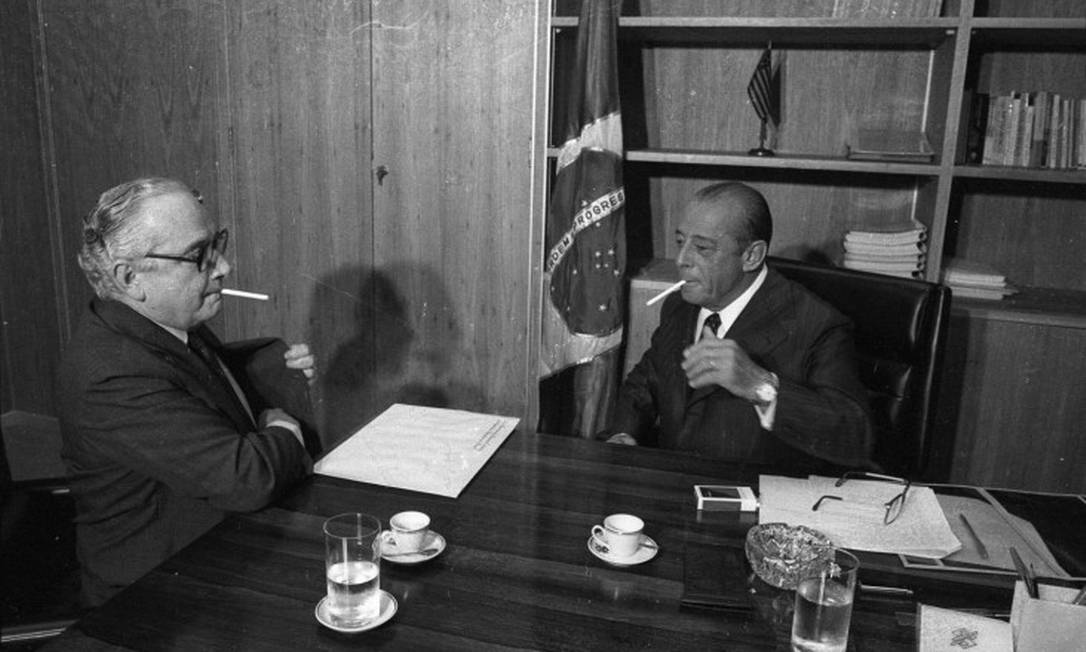 Chanceler Ramiro Saraiva Guerreiro (esquerda) e o presidente João Batista Figueiredo Foto: Orlando Brito / Agência O Globo / 25-01-1979